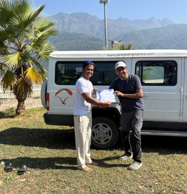 TJ giving certificate to a student on successful completion of 4 day SIV and Acro Course at Tehri , Uttrakhand